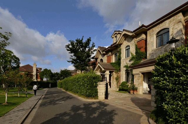 富人千万豪宅被疯抢,戴口罩抢千万豪宅