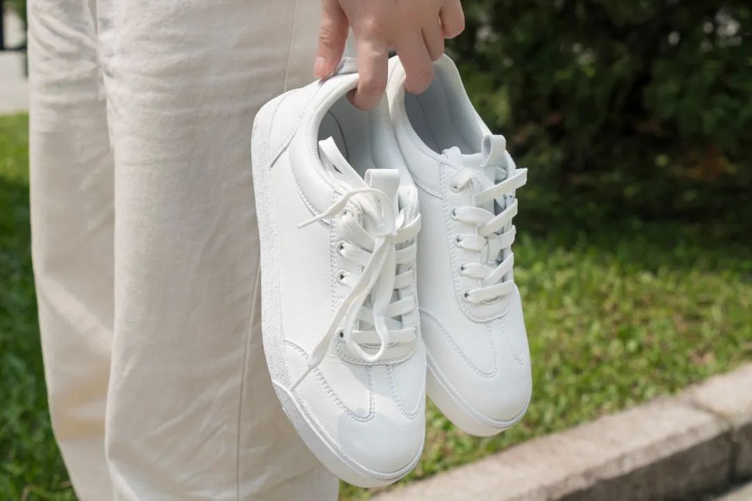 什么牌子小白鞋比较耐穿不累脚呢,小白鞋哪个款好穿舒服耐穿