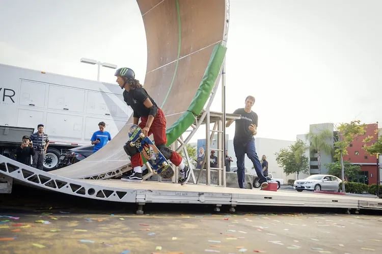 传奇滑手TonyHawk换过多少鞋子援助？