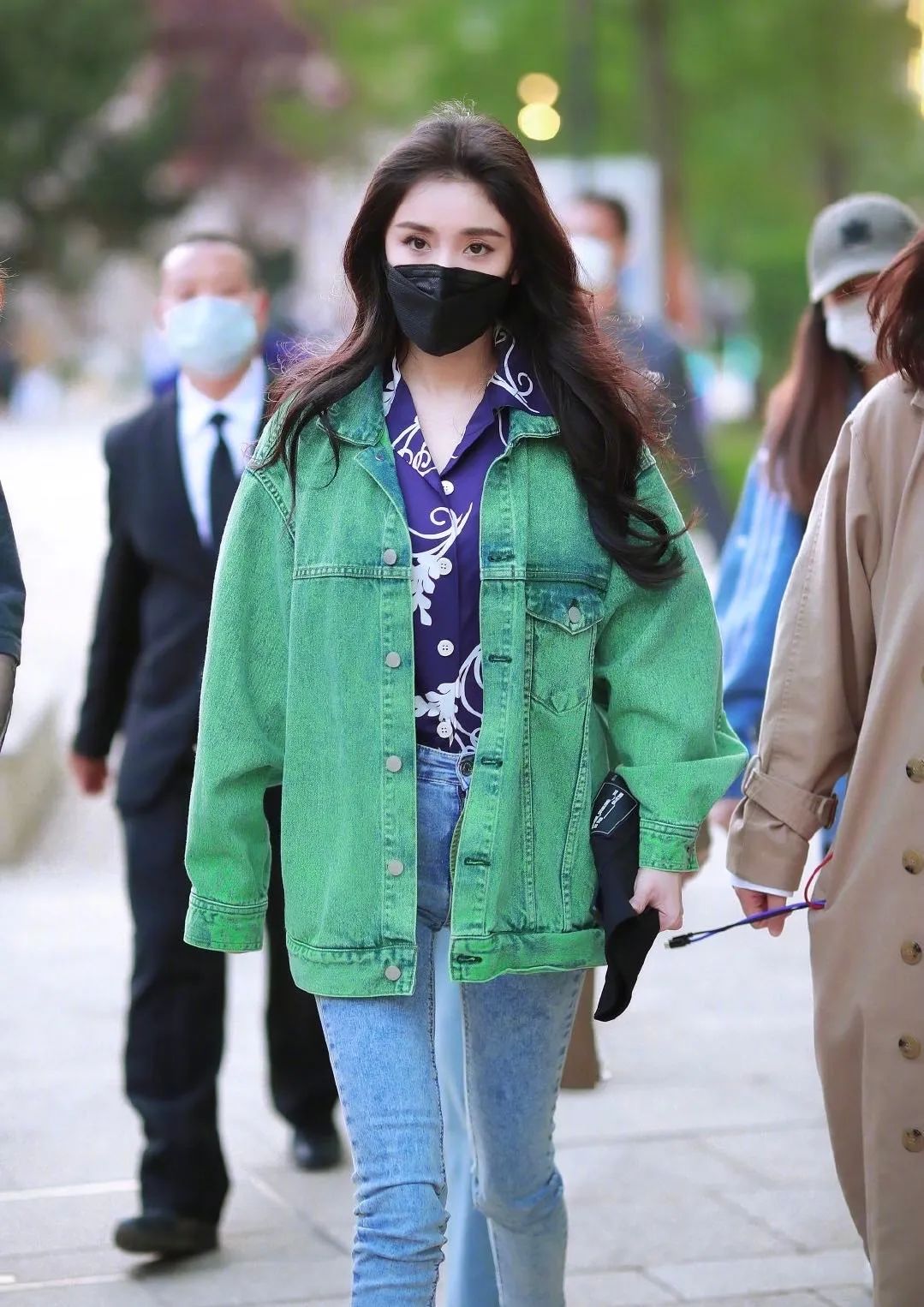 杨幂首次直播喜提五个热搜,杨幂新闻最新消息视频直播