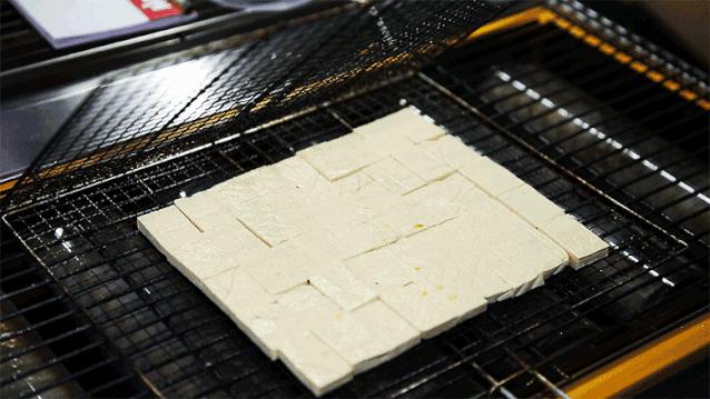 思聪都打卡过的这家成都烧烤店来长沙啦！网红猪鼻筋免费送