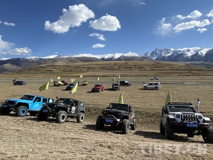 四川甘孜县格萨尔王城迎来疫情后首批自驾游游客