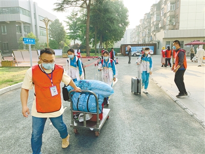 久违课堂开讲啦！郑州63万中学生正式按下校园生活“重启键”