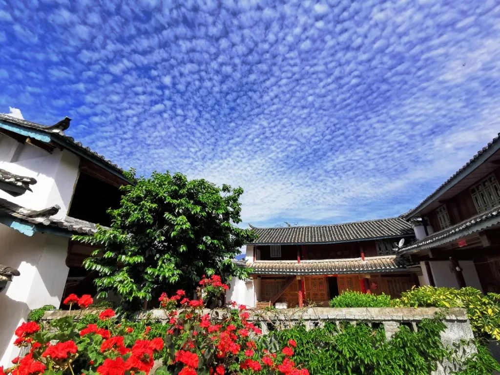 香格里拉的风景真好看,香格里拉天边还有厚重的白云