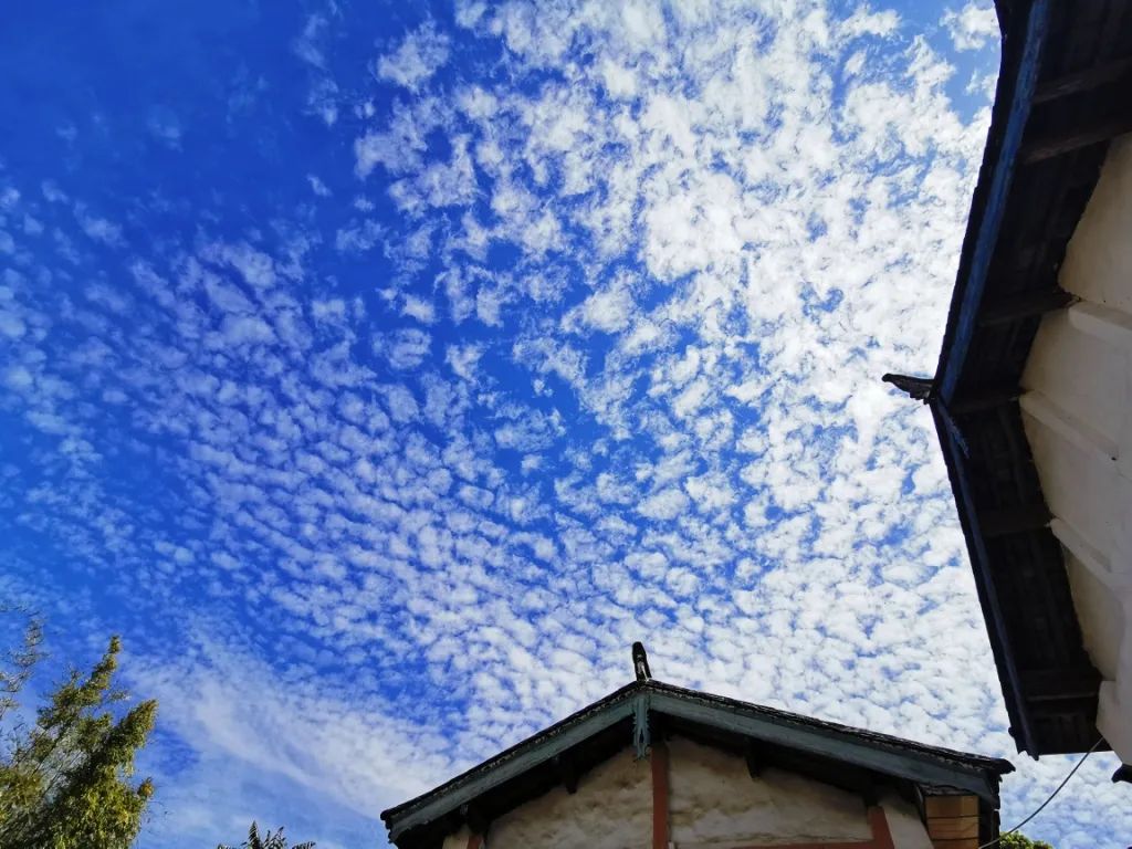 香格里拉的风景真好看,香格里拉天边还有厚重的白云