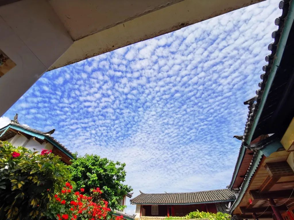 香格里拉的风景真好看,香格里拉天边还有厚重的白云