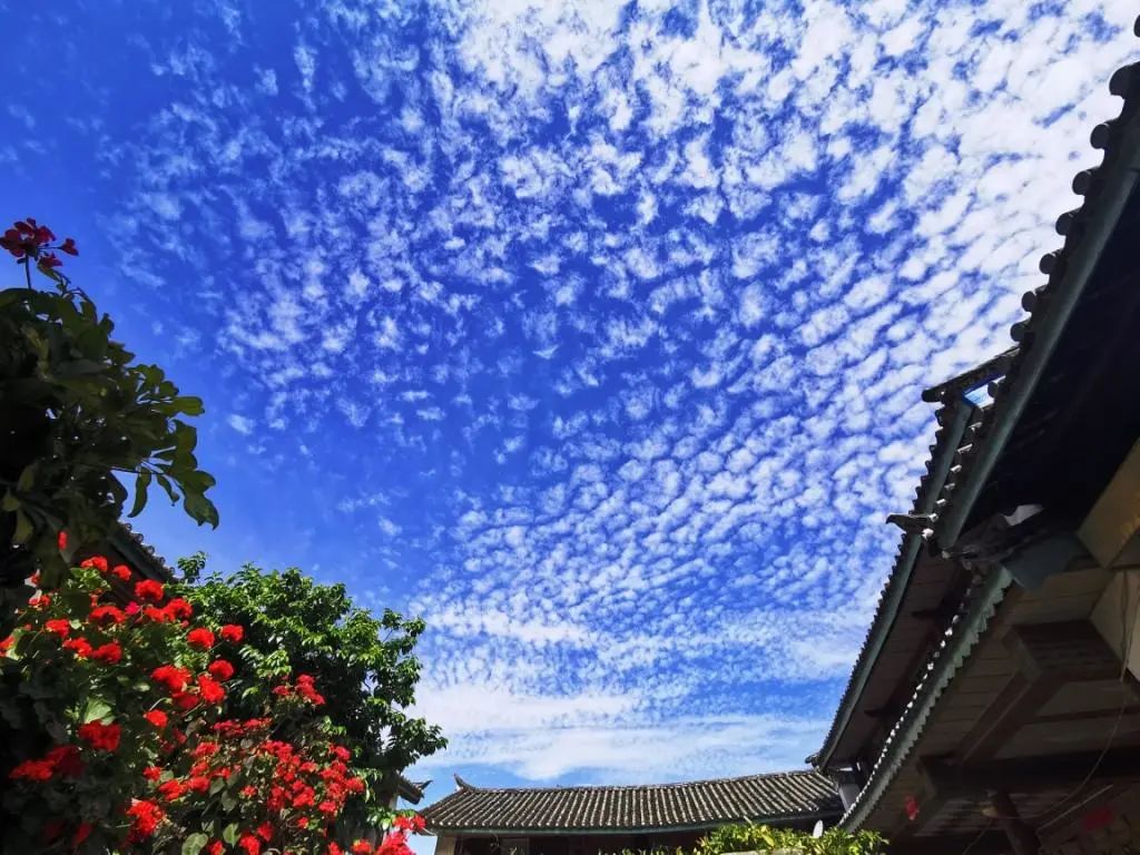 香格里拉的风景真好看,香格里拉天边还有厚重的白云