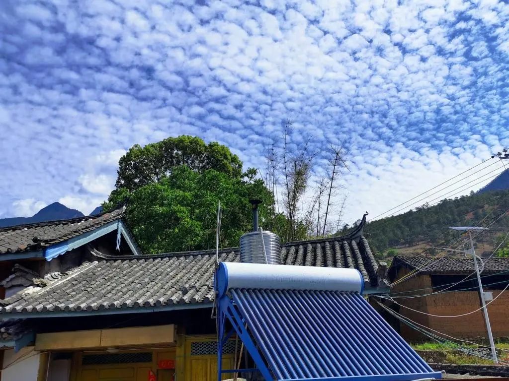 香格里拉的风景真好看,香格里拉天边还有厚重的白云