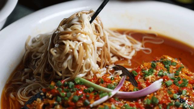 来昆明要吃什么东西比较好一点呢,去云南昆明必须吃什么