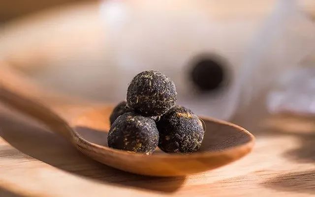 湿气不走，又胖又丑！睡前一贴，逼走体内20多年的湿寒，轻松甩掉失眠、大肚腩