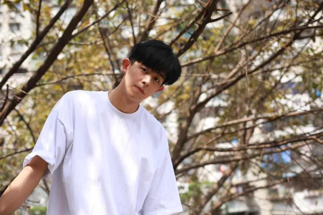 尼龙校草｜你的夏日运动场，就差这位复旦排球队帅哥朱启航了