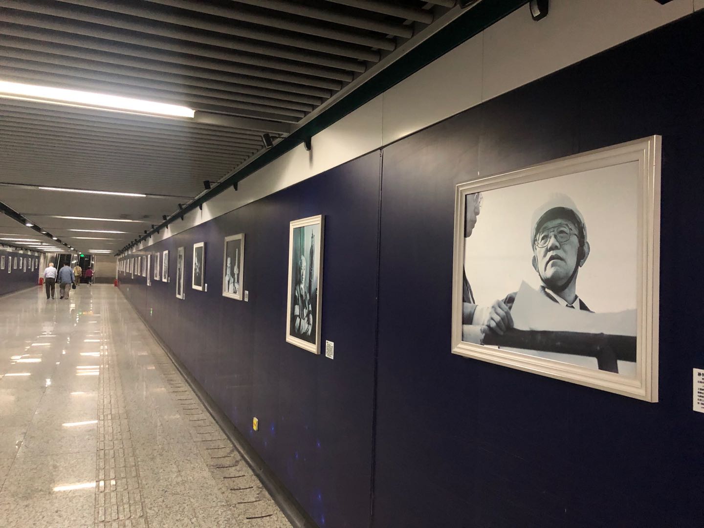 乘着地铁学“四史”