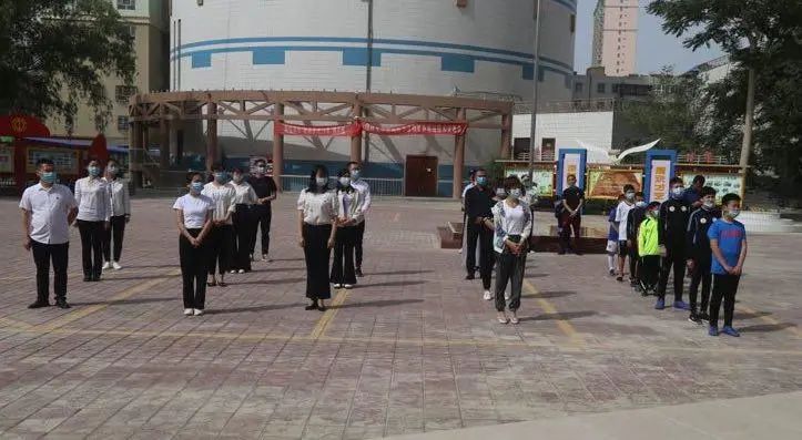 鐤儏闃村奖绗肩僵涓嬬殑瓒崇悆,鐤儏瓒崇悆