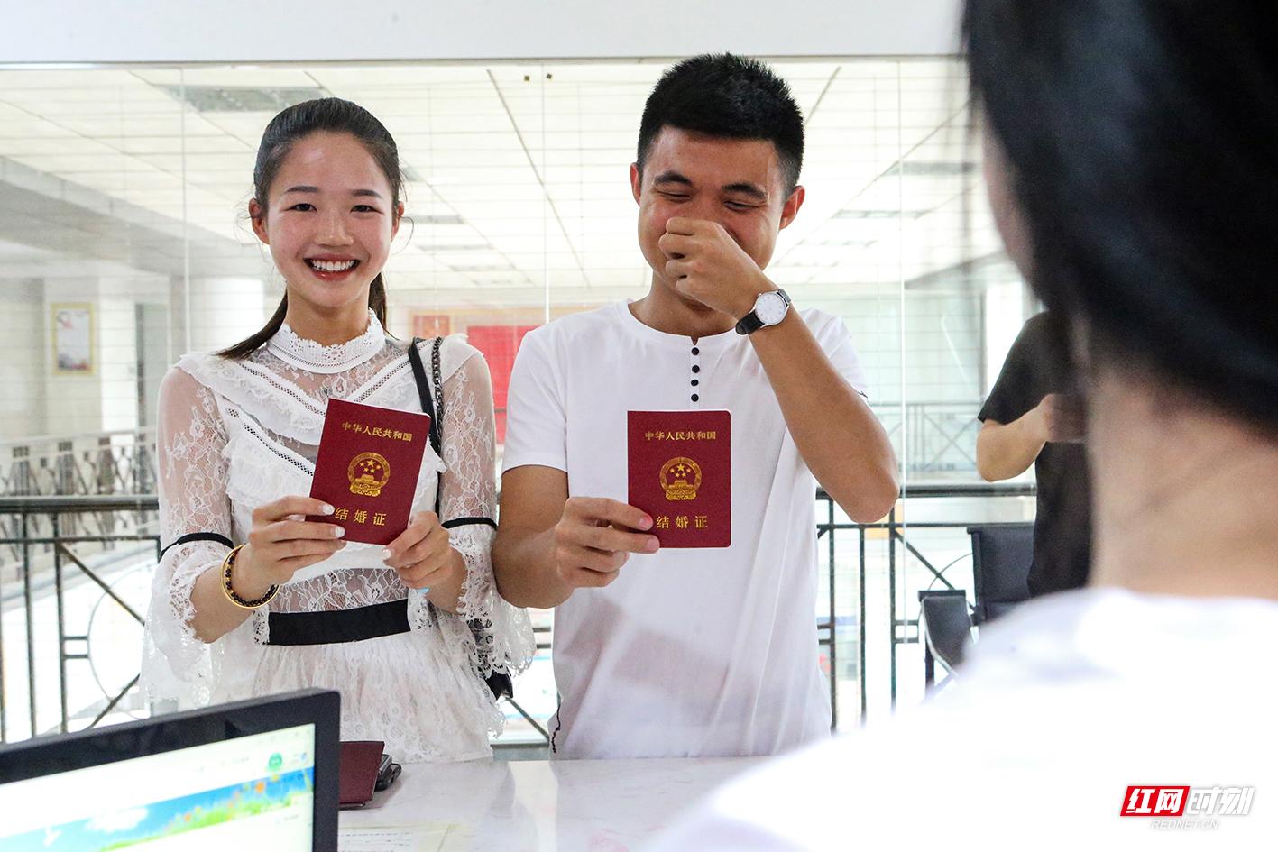 “520”“我爱你”临武县152对新人结婚登记