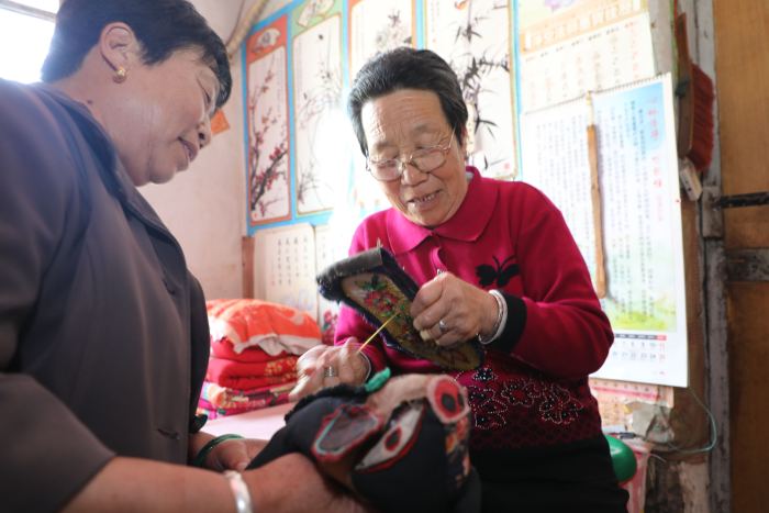 一针一线总是情！无棣一“闲不住奶奶”手工缝制近千双鞋垫送乡邻