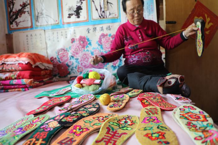 一针一线总是情！无棣一“闲不住奶奶”手工缝制近千双鞋垫送乡邻