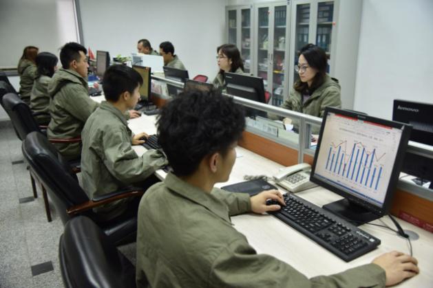 家里总电闸关掉电表数字还在跳,把总闸关掉电表还在闪正常吗