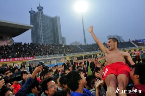 独擎一省职业足球大旗9年，他还是那句：有多大的脚，穿多大的鞋