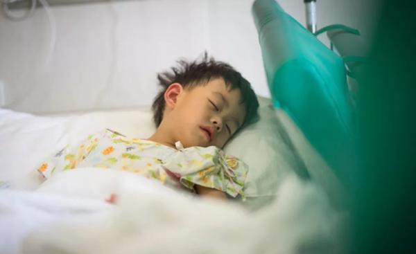 新冠病毒儿童被感染死亡,得新冠病毒死亡最小的孩子