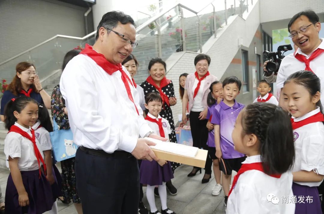 系上红领巾、在足球上签名……徐惠民与伢儿们共度“六一”