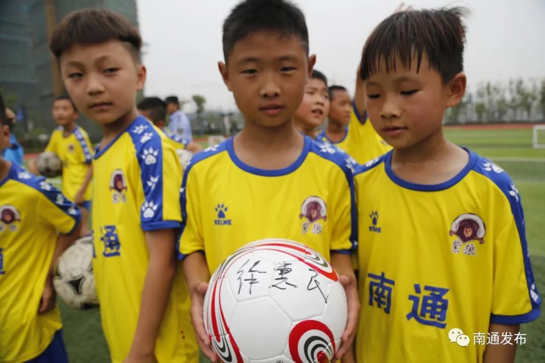 系上红领巾、在足球上签名……徐惠民与伢儿们共度“六一”