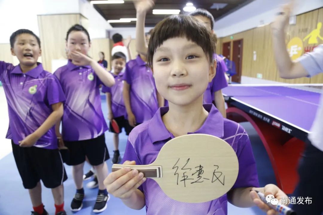 系上红领巾、在足球上签名……徐惠民与伢儿们共度“六一”