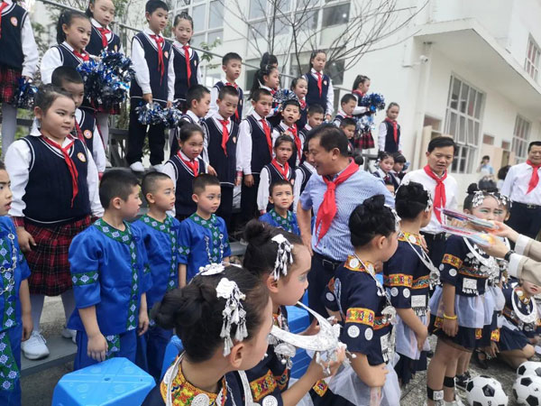 “六一”儿童节，市委书记王建忠与孩子们跳起了民族舞