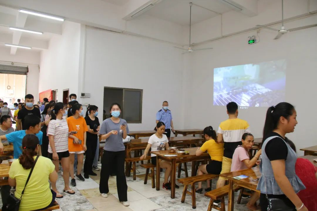 警察突访工厂食堂加油,警察突访食堂给员工加了一道硬菜