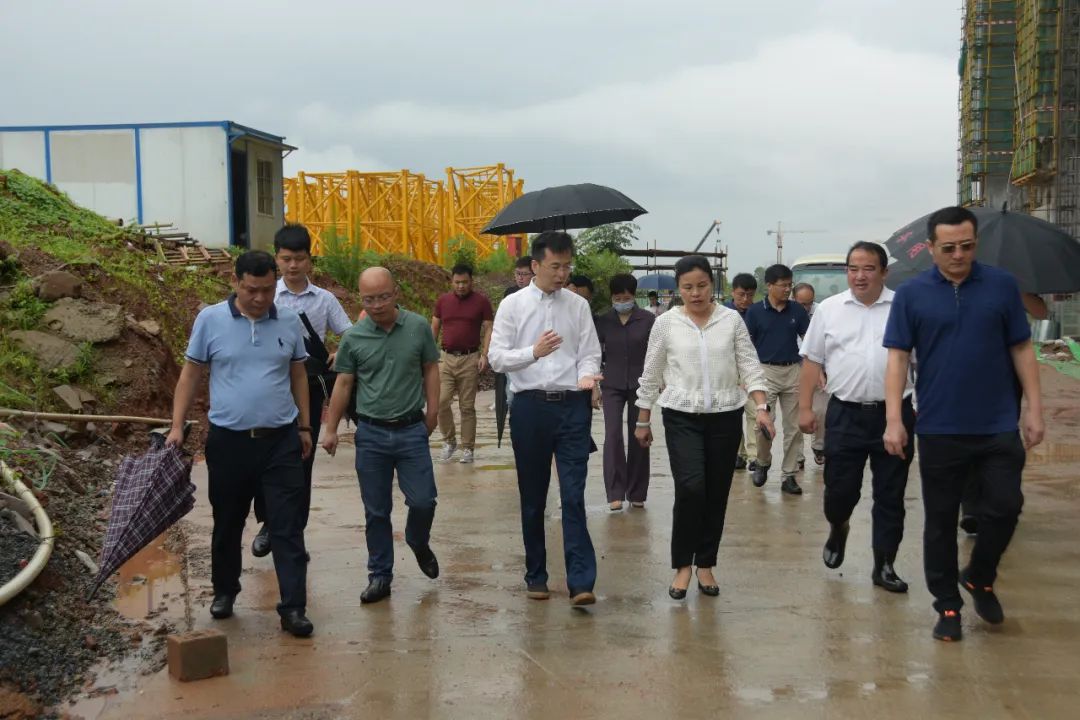 副市长龙国英一行在我县调研社会足球场建设