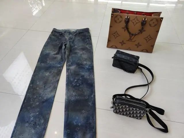 小伙给美女买lv包,男孩为了给女友买lv包远走他乡