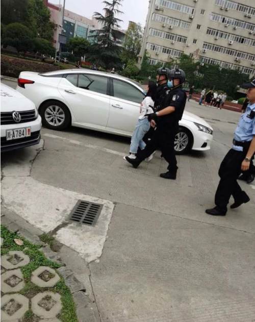 大四女孩因矛盾持刀划伤两名同学,大四女生划伤学生