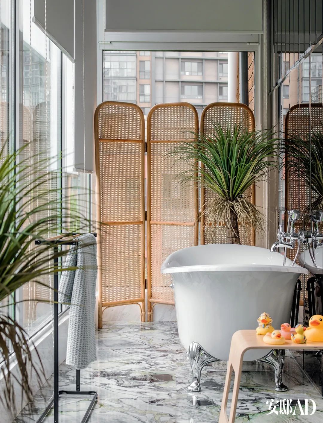 一个儿童游乐场直径为8米,一个儿童游乐场是圆形的