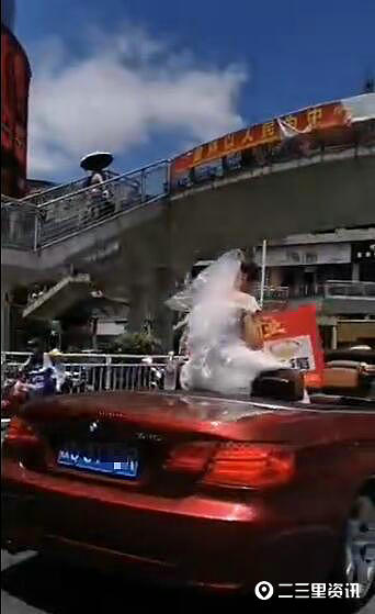 四名新娘坐敞篷车被罚款,四个新娘坐敞篷车被罚