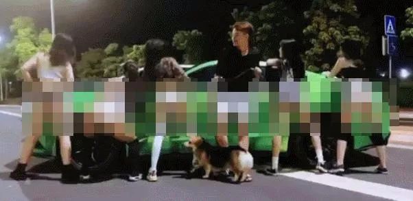 几个女子在街头热舞,三女子在街边热舞引热议
