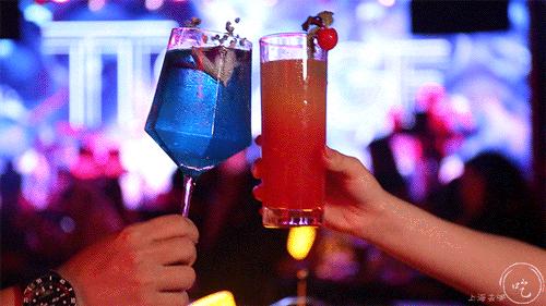 太刚了！这店居然敢开在「中国第一夜店」楼下...