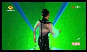 让《男人装》脱销的性感妖姬，如今更绝了