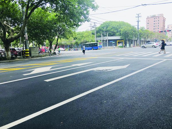 路边网形交通标线,路沿黄黑交通标线图解大全