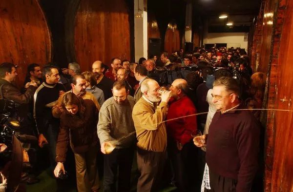 比可乐上头，比奶茶过瘾，成年人的快乐水