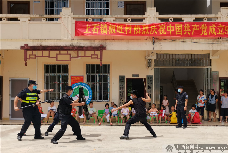 筑梦南疆护花蕾边境警察献爱心
