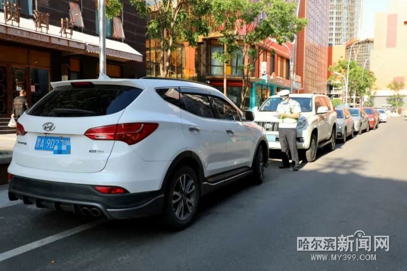 交警整治违停车,哈市违停处罚