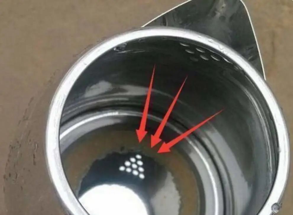 怎样去除热水壶里的水,怎么清理热水壶里面的脏水