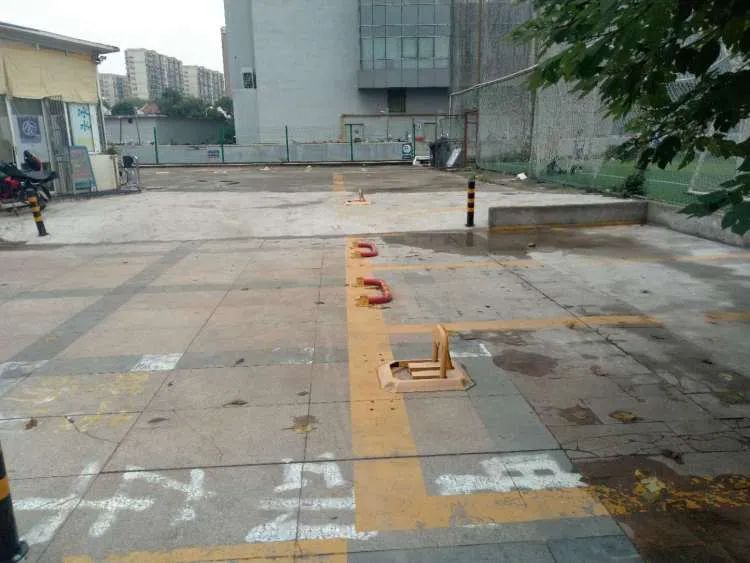 公共停车位私装地锁怎么办,公共停车场私设地锁