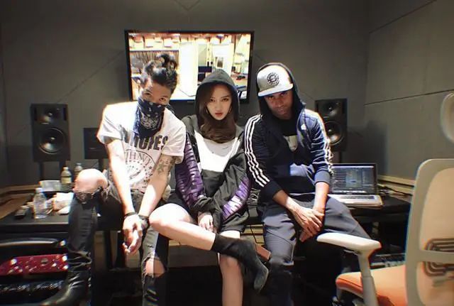 出道即巅峰，拿奖拿到手软，业务没得挑歌红人不红的她还能翻身吗