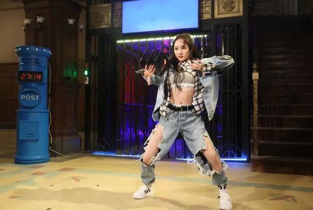 出道即巅峰，拿奖拿到手软，业务没得挑歌红人不红的她还能翻身吗