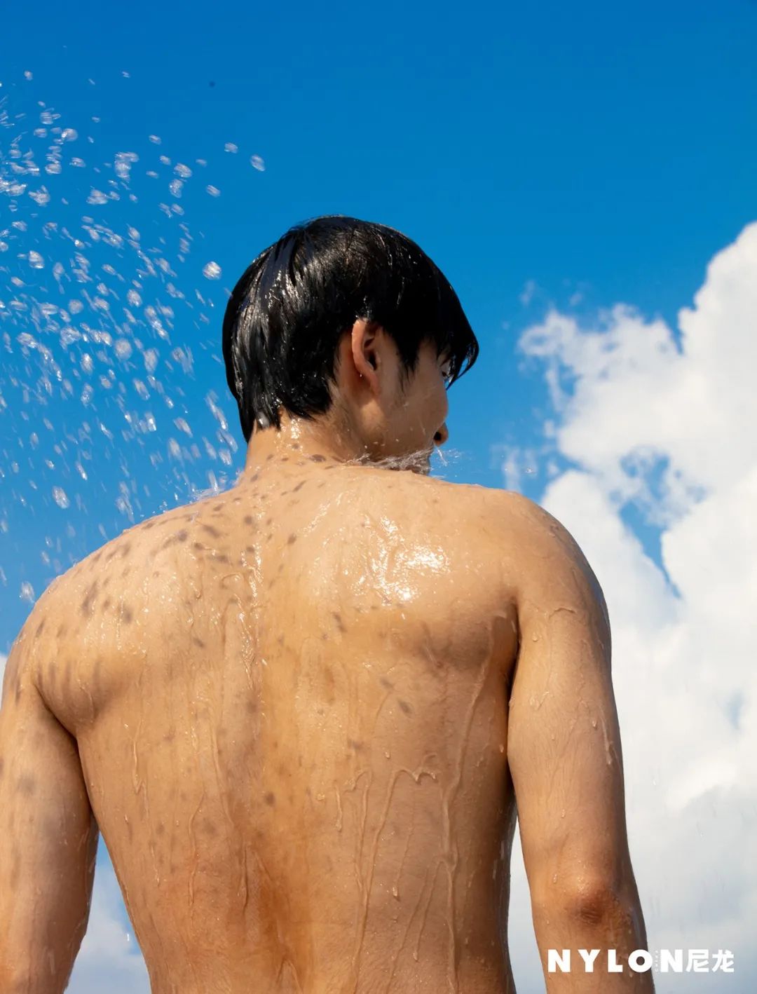 奔赴全国各地，尼龙拍摄了22位青春荷尔蒙扑面来的运动青年