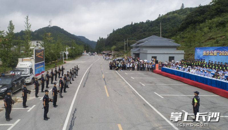 长沙特警五一广场列队,长沙特警大出动