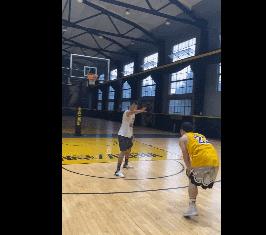 为啥只有一条腿,失去一条腿的人打篮球