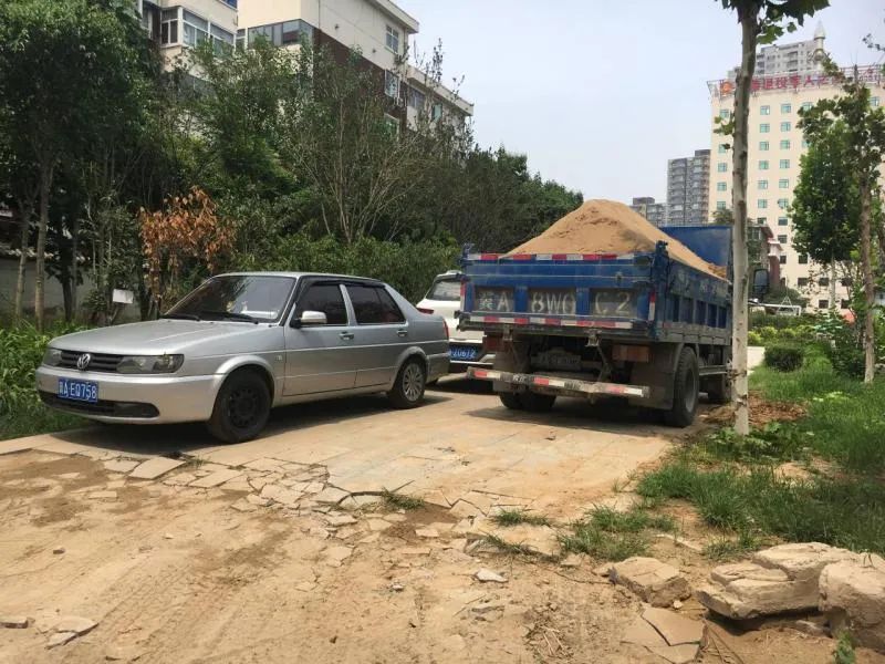 城事·微言：趴架的交通标志牌请扶正