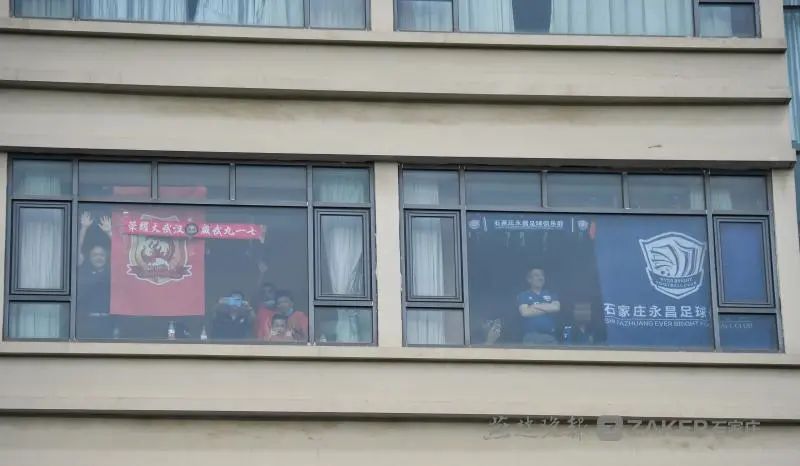 球迷一个人球场加油,足球球迷一个人在场外加油