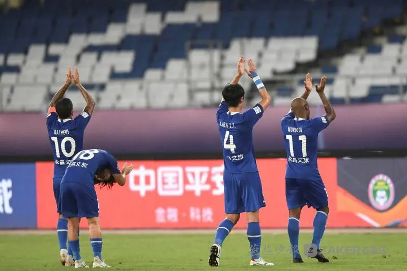 球迷一个人球场加油,足球球迷一个人在场外加油